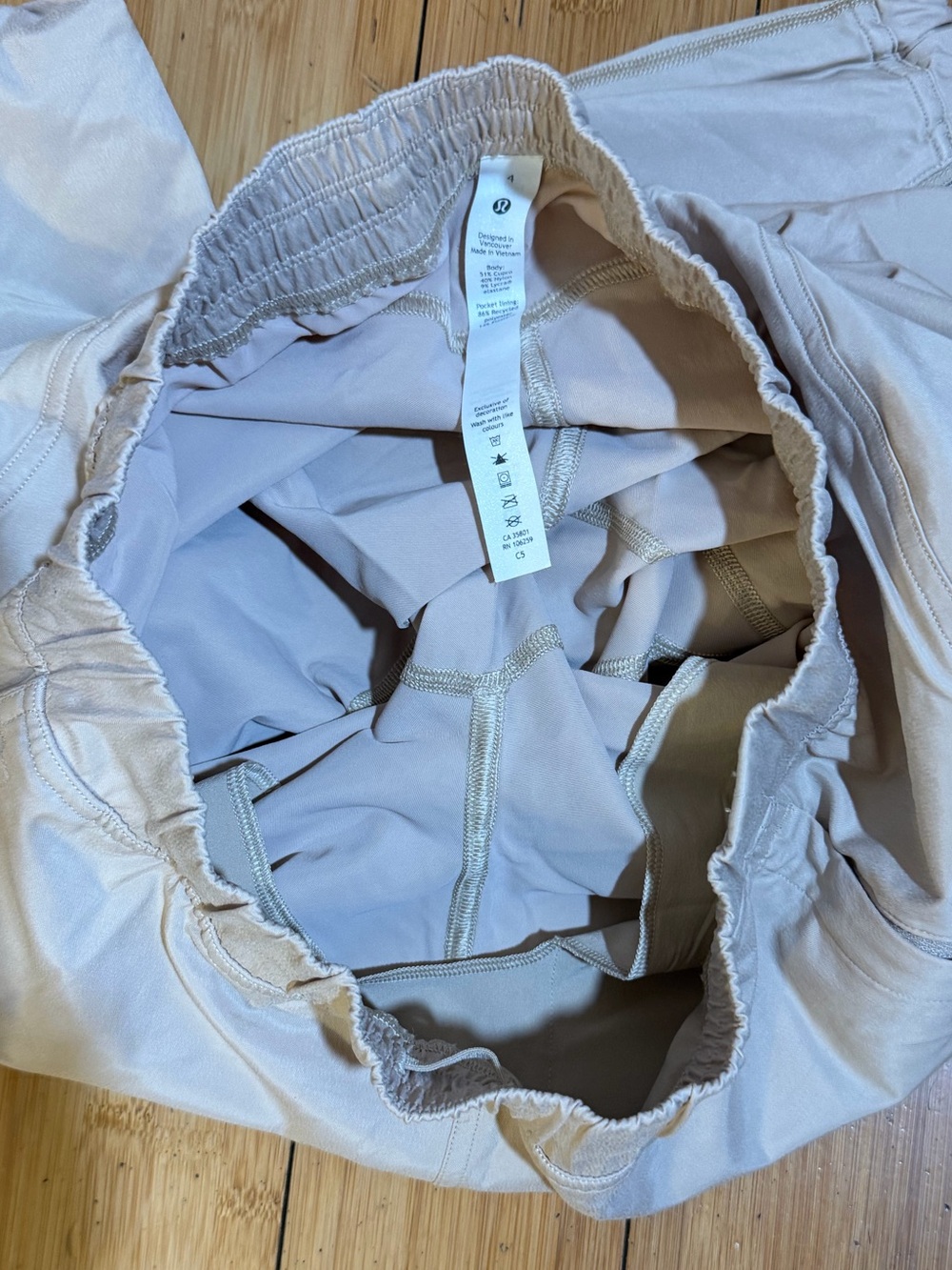 Lululemon Adapted State High-Rise Jogger *Short
Warm Ash Grey Size 4 - Picture 7 of 15
